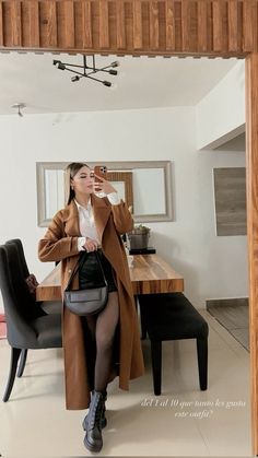 Outfit Para Fiesta Casual, Tan Coat Outfit, Ootd Frio, Outfit Informal, Outfit Botas, Everyday Casual Outfits, Classy Fashion