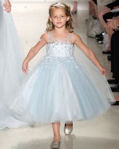 Alfred Angelo Elsa inspired flower girls dress! Frozen Wedding Dress, Elsa Wedding Dress, Girls First Communion Dresses, Disney Inspired Wedding, Disney Wedding Dresses, Girls Costumes, Cheap Party, Disney Fairy