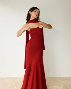 Chic Prom Dress Classy, Gala Night Outfit, Long Dress Poses, Long Red Dress Outfit, Red Dresses Long, Long Graduation Dress, Dresses With Scarf, Classy Prom Dress, Classy Long Dress