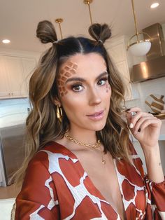 Womens Giraffe Costume, Giraffe Costume Makeup, Giraffe Costume Women Makeup, Easy Leopard Costume, Easy Giraffe Makeup Halloween, Jungle Animals Costumes, Diy Jungle Costume For Women, Diy Safari Animal Costume, Animal Theme Costume