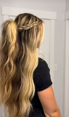 Graduation Hair, Hairstyle Examples, Simple Prom Hair, Prom 2024, Dance Hairstyles, Hairdos For Curly Hair, Peinados Fáciles Para Cabello Corto, Amazing Photo, Hairdo For Long Hair