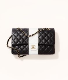 Classic Luxury Bags, Chanel Handbags Classic, Moda Chanel, Mode Chanel, Chanel Store, Chanel Cruise, Gold Chanel, Chanel Official, Chanel Official Website