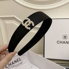 Chanel Headband, Vanessa Abrams, Blair Waldorf Aesthetic, Blackpink 5th Member, Stile Blair Waldorf, Chanel Aesthetic, Jenny Humphrey, Designer Hair Accessories, Chanel Brooch