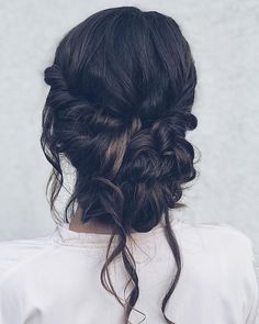 Messy Buns For Wedding, Bride Messy Bun Hairstyles, Messy Bun On Lehenga, Saree Messy Bun Hairstyles, Messy Hair Bun For Wedding, Low Messy Bun Wedding Hair Indian, Messy Bun For Wedding Indian, Indian Messy Bun Hairstyles, Low Messy Bun Hairstyles Indian Saree