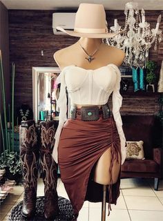 Brown Pleated Skirt, Country Style Outfits, Latina Fashion Outfits, Looks Country, Western Outfits Women, Trendy Fashion Outfits, Cowgirl Outfits, Color Fabric, Country Outfits