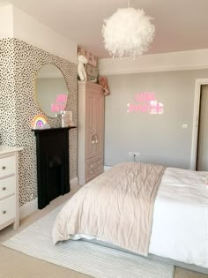 the bedroom is decorated in pink and white