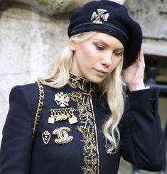 HOW TO WEAR A BROOCH IN DIFFERENT AND MODERN WAYS Military Jacket Outfits, Vintage Street Fashion, Fallout 4, Wardrobe Ideas, Milan Fashion, Military Fashion, Fallout