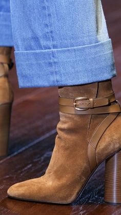 Shoe Design, Celebrity Street Style, Street Style Inspiration, Shoe Lover, Milan Fashion, Fashion Week Spring, Beautiful Shoes, Milan Fashion Week, Designer Shoes