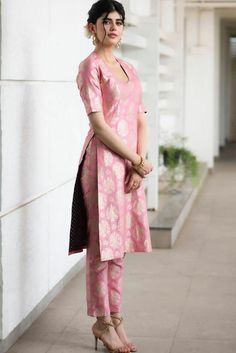 Straight Churidar Designs, Banaras Salwar Suit Designs, Banaras Chudidar Designs, Banarsi Kurta Designs Women, Banaras Salwar Suit, Trending Kurta Designs Women, Banarsi Kurti Design, Straight Salwar Suit Designs