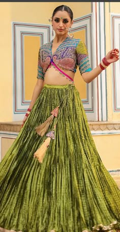 Indian Hand Embroidery Designs, Haldi Lehenga Designs, New Lehenga Choli Designs, Designer Chaniya Choli Ideas, Wedding Lehenga Blouse Designs Latest, Saree Choli Design, Best Haldi Outfits, Blouse Designs With Lehenga, Luxury Green Lehenga For Navratri