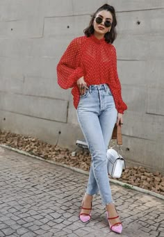 Valentines Office Outfit, Jeans Outfits Women, Chic Pink Spring Sweater, Confidence Outfit, Soft Feminine Outfits, Chique Outfit, Outfit Jeans, Elegante Casual, Red Shirt