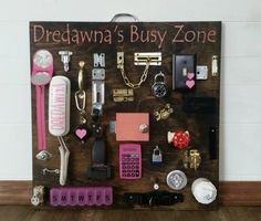 there is a sign with many items on it that says dreddanna's busy zone