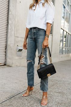 Jeans And Button Up Shirt Women, White Button Down Outfit, Sandals Chanel, Button Down Outfit, Celine Belt, Military Jacket Women, Womens Outfit, Jeans Outfit Fall, White Jeans Outfit