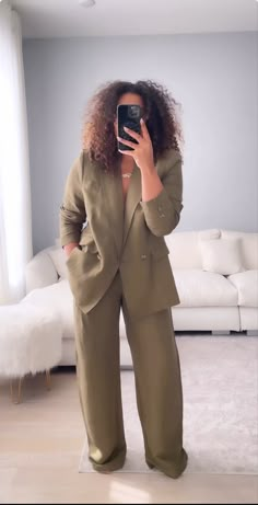 Spring Work Wardrobe, Successful Girl, Olive Green Suit, Cute Professional Outfits, Spring Work, Midsize Fashion, Spring Work Outfits, Green Suit