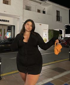 Plus Size Women With Short Hair, Joanna Pincerato, Chubby Girl Fashion, Night Adventures, Blouses Designs, Look Plus Size, Effortless Outfit, Looks Party