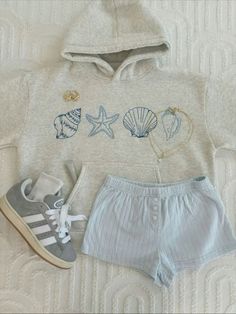 Beachy Core Outfits, Cute Travel Fits, Outfit Ideas Beachy, Brandy Melville Wishlist, Beachy Aesthetic Clothes, Outfit Ideas Brandy Melville, 65 Degree Weather Outfit, Costal Outfit, Beachy Fits