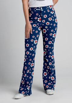 It’s bloom season, and these navy blue flare pants from our ModCloth namesake label are flourishing in white daisies with red and yellow centers scattered all over! Made from a stretchy denim fabric, this adorable pair of flare jeans boast a 5-pocket design, and they are ideal for rocking a 70s-inspired style. Navy Blue Flare Pants, Blue Flare Pants, 60s Pants, 1960s Pants, Vintage Style Swimwear, Hip Huggers, Green And Burgundy, 1960s Outfits, Casual Dresses Plus Size