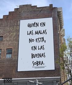 a large sign on the side of a building that says queen en las maas no esta en las buenas sob cobra