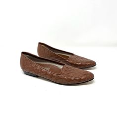 vintage item from 1980s Flat Brown woven shoes, 3/4" heel, made in Italy.  condition * in excellent condition.  material * leather size * 8.5 AA measurements * length of footbed 9.75" width 2.75" 🎈New items are added every Sunday.  H1 Vintage Flat Loafers For Fall, Brown Pointed Toe Flats With Woven Sole, Vintage Brown Almond Toe Flats, Vintage Closed Toe Flats, Vintage Brown Pointed Toe Loafers, Vintage Flat Loafers, Italy Shoes, Flat Loafers, Woven Shoes