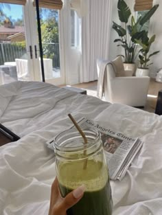 Morning matcha in bed #mornings #lifestyleinspiration #matcha Daglig Motivation, Healthy Lifestyle Motivation, Healthy Girl, Healthy Lifestyle Inspiration, Dream Lifestyle, Green Juice, Green Aesthetic, A Drink, Aesthetic Food