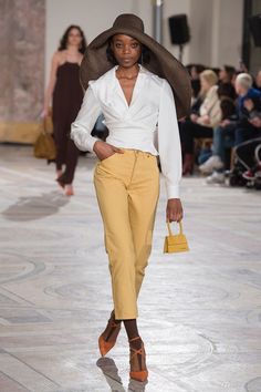 Jacquemus Fall 2018 Ready-to-Wear collection, runway looks, beauty, models, and reviews. Haute Couture Style, Classy Casual, Black Women Fashion, Mode Inspo, 가을 패션, Fall 2018, Giorgio Armani