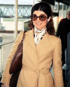 Sunglasses Ads, 70s Accessories Jewelry, Jacqueline Onassis, Jackie O's, Jackie O Style, Lee Radziwill, Jackie Onassis, Elegant Clothing, First Ladies