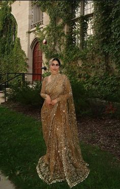 Saree With Dupatta, Velvet Pakistani Dress, Blouse With Tassels, Traditional Asian Dress, Gold Tulle, Desi Wedding Dresses, Asian Bridal Dresses, Best Feeling, Pakistani Fancy Dresses