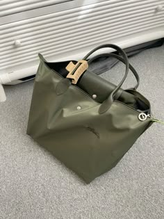 #longchamplepliage #longchamp #green Green Longchamp Bag Outfit, Green Longchamp, Longchamp Aesthetic, Longchamp Bag Outfit, Longchamp Le Pliage Outfit, Longchamp Style, Long Champ Bag, Longchamp Le Pliage Green, Longchamp Outfit