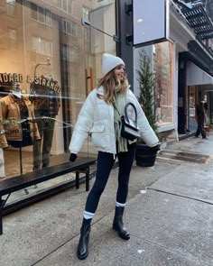 Outfit With White Puffer Jacket, Outfit With Snow Boots, Puffer Jacket And Boots Outfit, How To Style White Puffer Jacket, Winter Fashion Outfits Puffer Jacket, Autumn Puffer Jacket Outfit, Outfits With White Jacket Winter, Winter Boots Outfits Snow, Winter Down Jacket