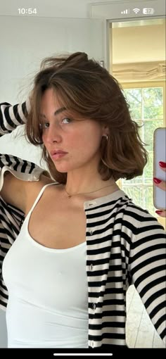 Bob Haircut Fine Hair Round Face, Wavy Hair Above Shoulders, Hair Cut Layers Short, Short To Mid Length Hair With Layers, Shoulder Length Brunette Hair Straight, Short Brown Hair With Curtain Bangs Wavy, Short Red Hair Round Face, Spring Haircuts Medium, Mid Neck Length Hair With Layers