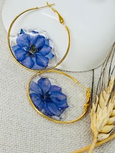 Hoop wires earring with real flowers and resin. Hoop Earrings With Flower Charm As Gift, Gift Hoop Earrings With Flower Charm, Mother Of Dragons, Wire Earrings, Resin Diy, Real Flowers, Jewelry Earrings Hoops, Resin Jewelry, Resin Art