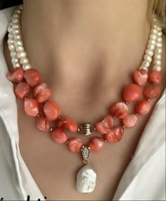 Large Beads Jewelry, Statement Necklaces 2023, Coral Pearl Necklace, Large Bead Necklace Ideas, Corals And Pearls Jewellery, Modern Pearl Jewelry Design, Modern Pearl Necklace Design, Large Bead Necklace, 2022 Art