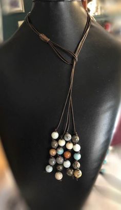 Leather Necklace Ideas, Long Leather Necklace, Leather Cord Jewelry, Lariat Style Necklace, Leather Cord Necklace, Beading Cord, Beaded Necklace Designs, Cord Jewelry, Leather Corded Necklace