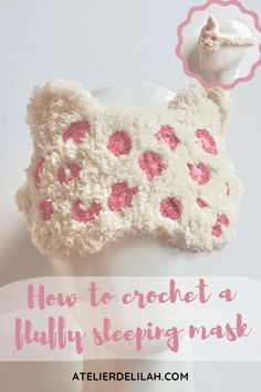 a crocheted teddy bear sleeping mask with the words how to crochet a fluffy sleeping mask