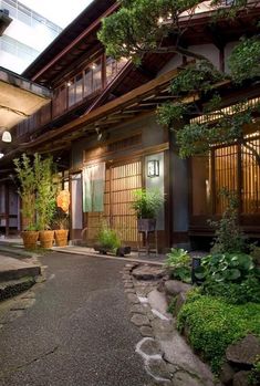 Japanese Style Homes Interiors, Japanese Restaurant Exterior, Japanese Exterior Design, Japanese Exterior, Red Bedroom Decor, Japanese Countryside, Restaurant Exterior