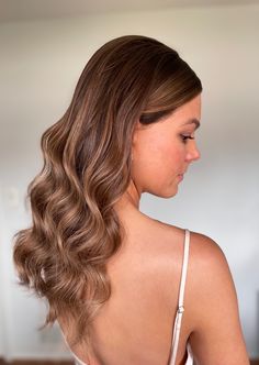 Slick Back With Loose Curls, Slicked Wedding Hairstyles, Sleek Back Loose Hair, Simple Wedding Bridesmaid Hair, Waved Bridal Hair, Slick Homecoming Hairstyles, Slick Back Waves Hair, Sleek Prom Hair Down, Sleek Part With Curls