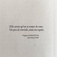 an open book with writing on it in black and white, including the words'ele savat que son remet de tout tour up perie, mais moille, mis on repart