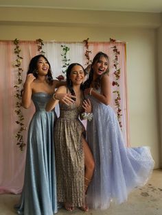 Junior Year Prom Dresses, Cute Prom Pictures With Best Friend, Prom Aethstetic, Prom Besties Photo Ideas, Prom Picture Inspo Friends, Prom Pose Ideas Friend Pictures, Friend Prom Photos, Prom Party Aesthetic, Prom Photos Friends