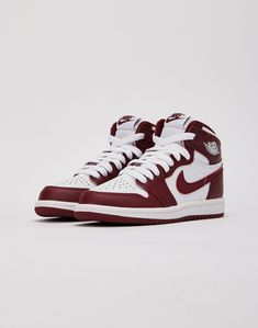 Simple yet refined, the new Air Jordan 1 Retro High OG "Artisanal Red" is the perfect complement to any outfit. This twist on MJ's first signature model boasts a white and "Artisanal Red" leather upper, Wings-logo stamps, and OG Nike Air branding. Leather upper Swoosh overlays Wings logos Traditional lacing system Cush Jordan 1 Red, Nike High Tops, Nike Air Jordan Retro, Jordan Air, Wings Logo, Shoes Outfit, Air Jordan 1 Retro High Og, Air Jordan 1 Retro High, Red Nike