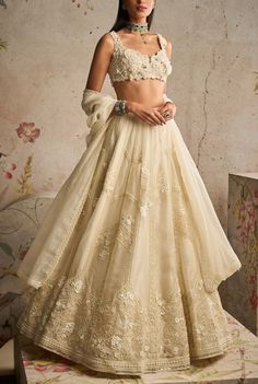 Classy Lengha, Ivory Bridal Lehenga, Sleeveless Lehenga, Elegant Lehenga, Ivory Lehenga, Indian Fits, Indian Lengha, Wedding Fits, Ridhi Mehra