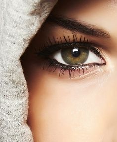 Hooded eyes are similar to monolids in that the main issue is a lack of lid space to apply eye makeup. With hooded eyes, the eyelids are covered up by the skin on the brow bone. Eyes often appear small as a result, and any makeup on the eyelid disappears when the eyes are open. Check out these tips that will help open the eyes, create depth and make them appear more round. Hooded Eyelids, Makeup Tip, Applying Eye Makeup, Best Eyeliner, Hooded Eye Makeup, Eye Liner Tricks, Hooded Eyes, Stunning Eyes, Eye Makeup Tips