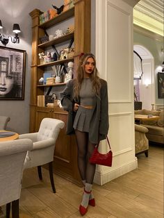 Light Gray Skirt Outfit, Grey Pleated Skirt Outfit, Milan Fits, Red Outfit Winter, Elevated Outfits, Classy Going Out Outfits, Modesty Outfits, Everyday Fashion Outfits, Cooler Look