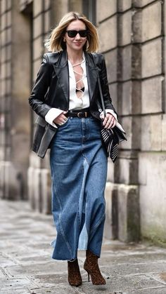 Maxi Jean Skirt Outfits, Long Denim Skirt Outfit, Outstanding Outfits, Jean Skirt Outfits, October Fashion, Moda Denim, Denim Skirt Outfits, Long Denim Skirt, Moda Paris