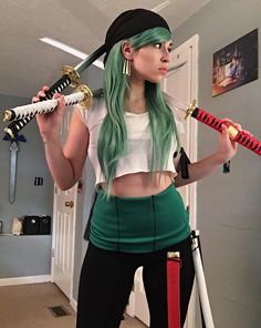 Zoro Genderbend Cosplay, Luffy Genderbend Cosplay, Zoro Women Cosplay, Zoro Costume Women, Zoro One Piece Costume, Zoro Makeup, Female Zoro Cosplay, Zoro Halloween Costume, Zoro Cosplay Girl