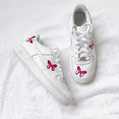 ✨ Authentic, Brand new with box. ❤️ Each pair is personally handmade. ★ Each pair is unique and one of a kind. 👟 Best quality waterproof and scratch-proof paints used. 🌷 Trusted artist - 300+ satisfied customers across various platforms. Air Force 1 Butterfly, Shoe Embroidery, Shoe Artwork, Black Air Force 1, Nike Custom, Air Force 1 Sneakers, Rose Butterfly, Custom Air Force 1, 1 Rose