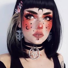 L'immagine può contenere: una o più persone Fete Emo, Witchy Makeup, Fantasy Make-up, Party Make-up, Drag Make-up, Cute Halloween Makeup