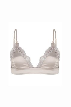 FINAL SALE - NO RETURNS AND NO EXCEPTIONS De CURIOUS is gemaakt van verfijnd embroidery en luxe satijn aan de onderband. De bralette is afgewerkt met een satijnen triangel en onderband. Dit model is niet voorgevormd. De dubbele schouderbandjes zijn verstelbaar en de zacht satijnen onderband zorgt voor extra comfort. Combineer het met een bijpassende string of hipster om je lingerie set compleet te maken. ##SANDF## FINAL SALE - NO RETURNS AND NO EXCEPTIONS Talissa draagt ​​CHPTR-S bralette maat L Satin Bra, Lingerie Set, Sri Lanka, Bralette, Champagne, Lingerie, Satin, Bra, Clothes