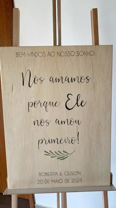 a wooden sign that says no animals are allowed on the easel and is in spanish