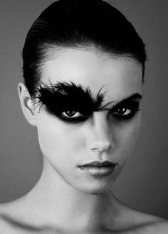 Halloween costume idea-Black swan makeup Dark Halloween Makeup, Black Halloween Makeup, Black Swan Makeup, Makeup Tumblr, Halloween Tattoo, Black Makeup, Stage Makeup, Black Halloween, Halloween Inspiration