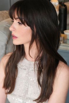 Anne Hathaway Look Alike, Medium Thick Bangs, Anne Hathaway Dark Hair, Anne Hathaway Long Hair, Anne Hathaway Devil Wears Prada Hair, Small Forehead Hairstyles Bangs, Anne Hathaway Curtain Bangs, Anne Hathaway Hair The Idea Of You, Wedding Hairstyles With Bangs Half Up